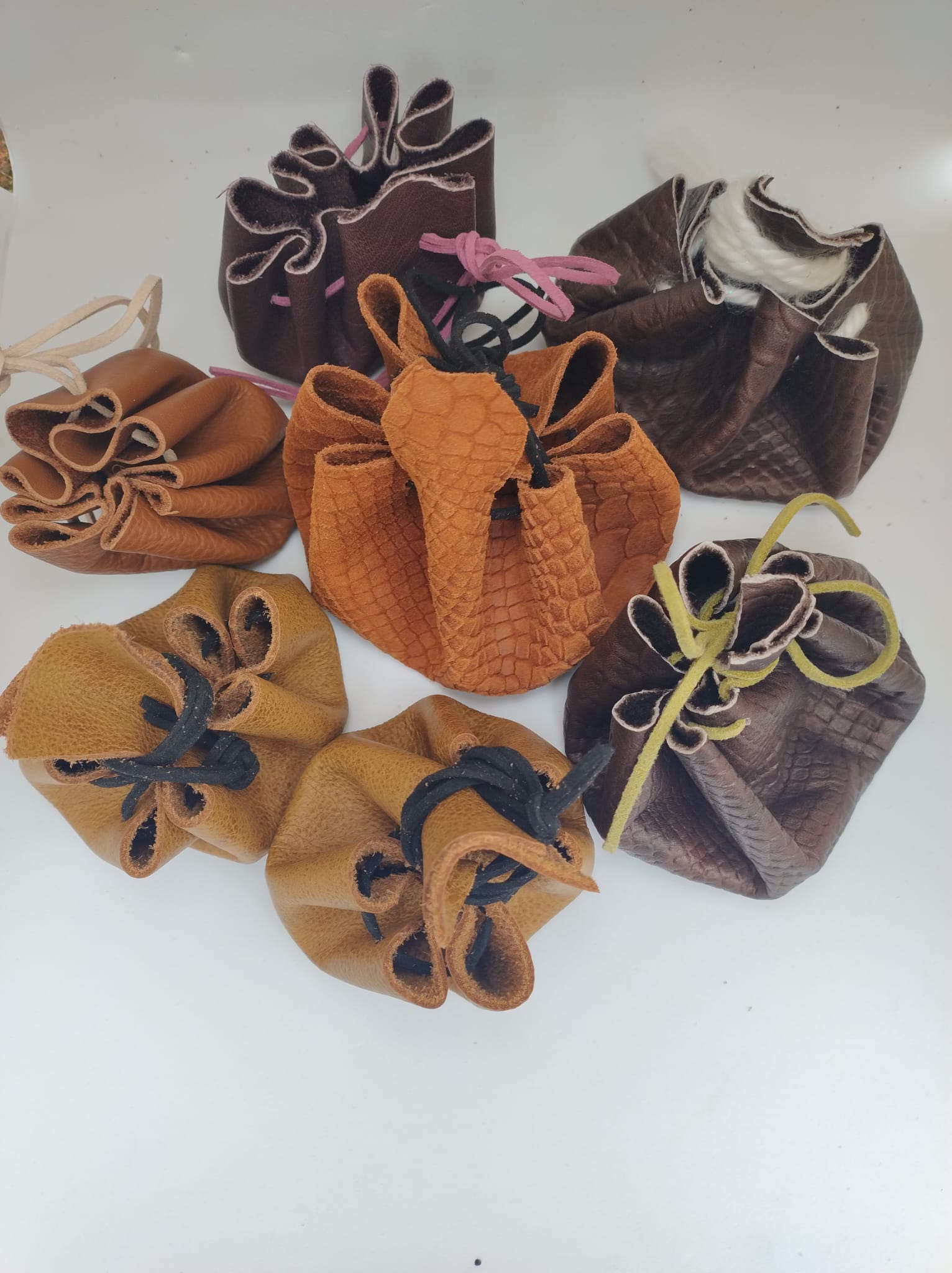 Leren buideltje, hangemaakt